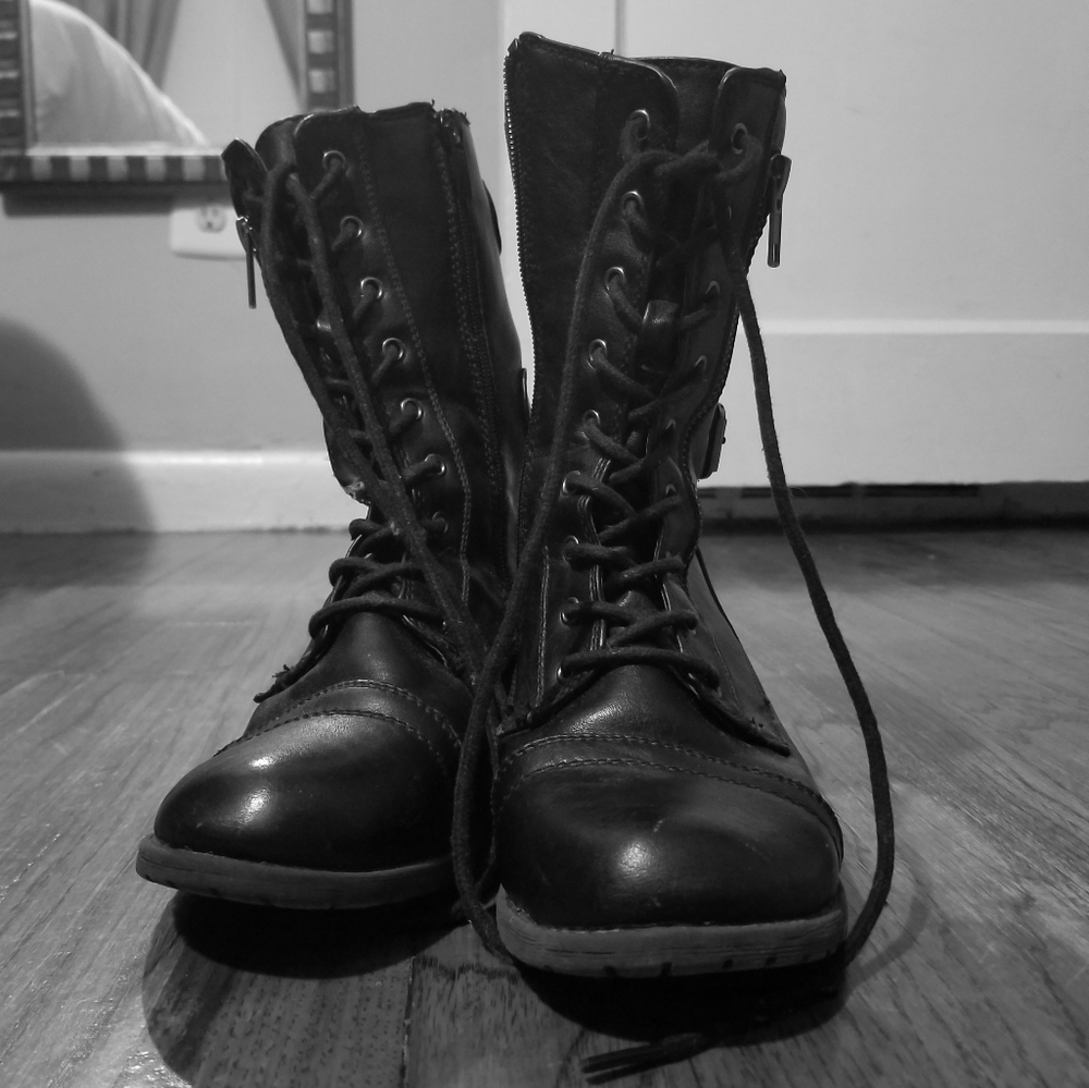 Army boots bundle furry accessory